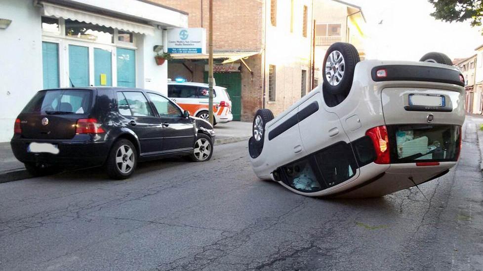 Anziana si ribalta con l’auto