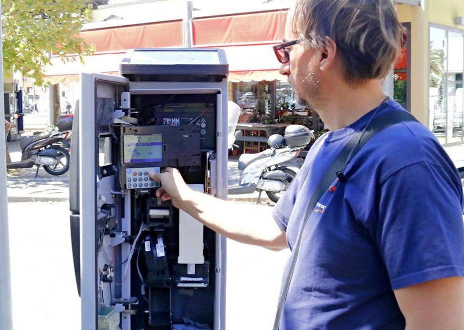 Un tecnico al lavoro per l'adeguamento del parchimetro di piazza Damiano Chiesa alla modalità pagobancomat (foto Marzi Pentafoto)