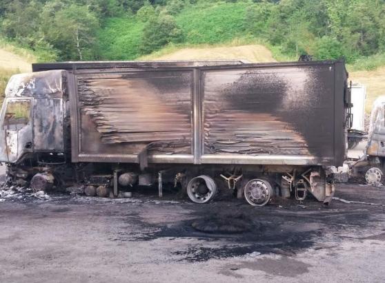 Ventasso, incendio dei camion: è stata un'auto grigia