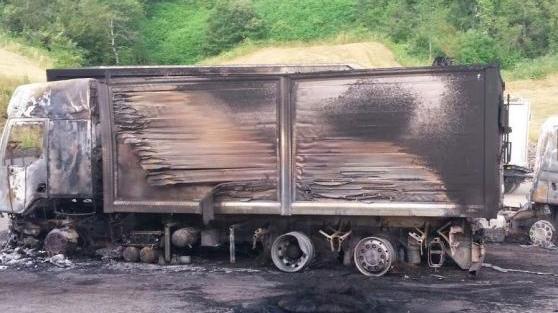 Ventasso, incendio dei camion: è stata un'auto grigia