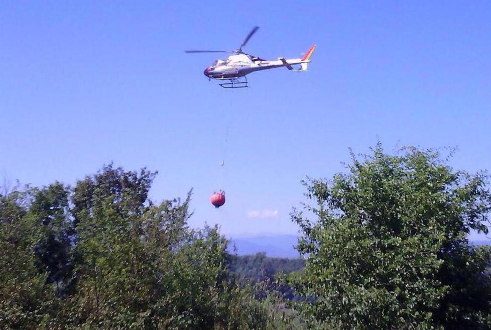 Vasto incendio di sterpaglie minaccia le abitazioni