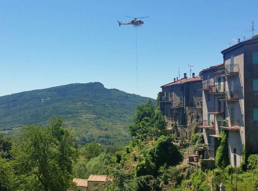 Novanta voli per imbracare le mura 