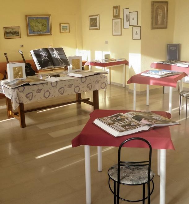La sala del circolo trasformata in spazio per la lettura e la musica