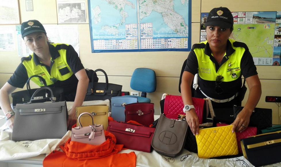 Sequestro di borse taroccate sul lido di Porto Paglia