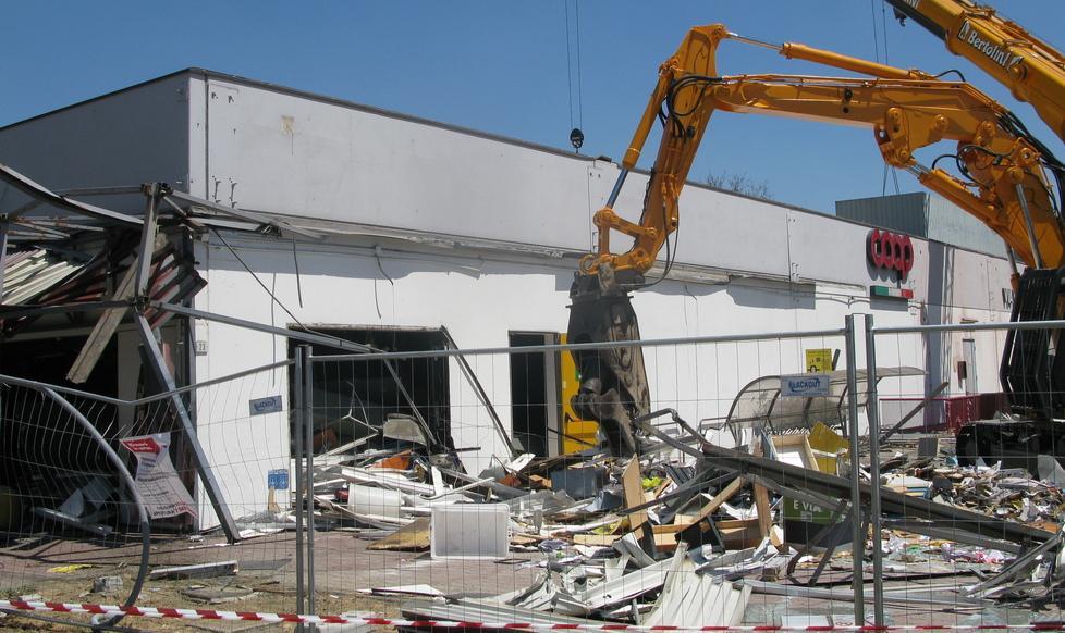 Ruspe in azione in via Sturzo: dopo 30 anni Coop si rinnova