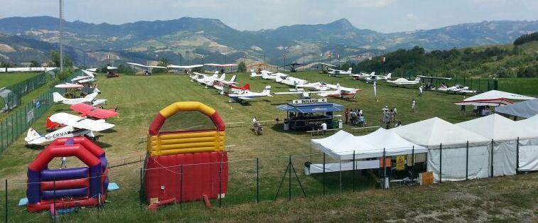 Toano, ultraleggeri ed esibizioni per la festa dell’Avioclub locale