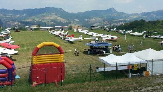 Toano, ultraleggeri ed esibizioni per la festa dell’Avioclub locale