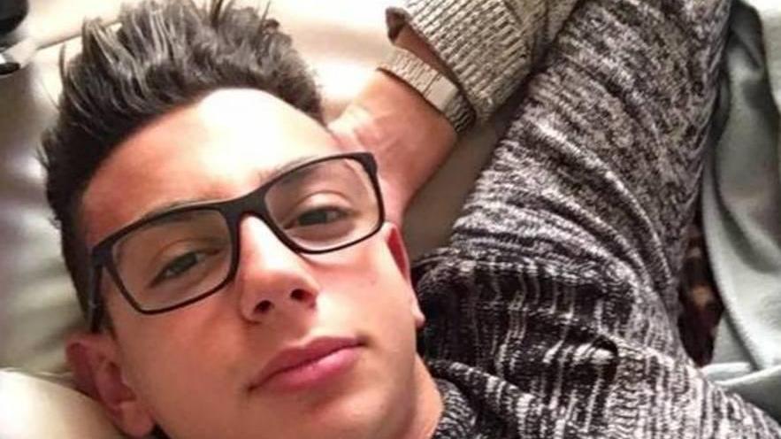 Oggi l’ultimo saluto a Davide morto nell’auto uscita di strada