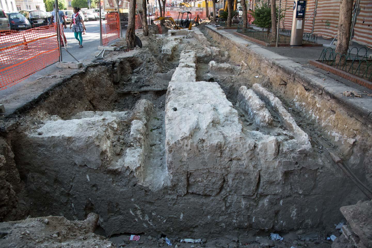 Il cantiere archeologico nel largo Carlo Felice (foto Mario Rosas)