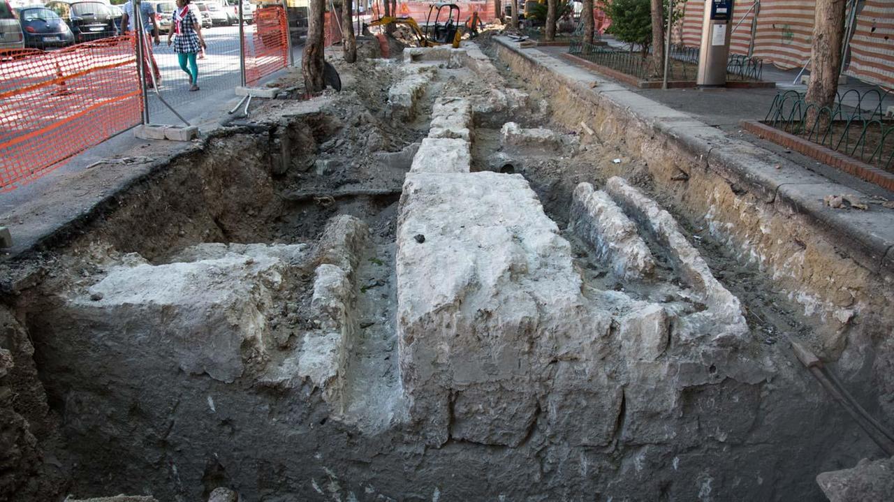 Il cantiere archeologico nel largo Carlo Felice (foto Mario Rosas)