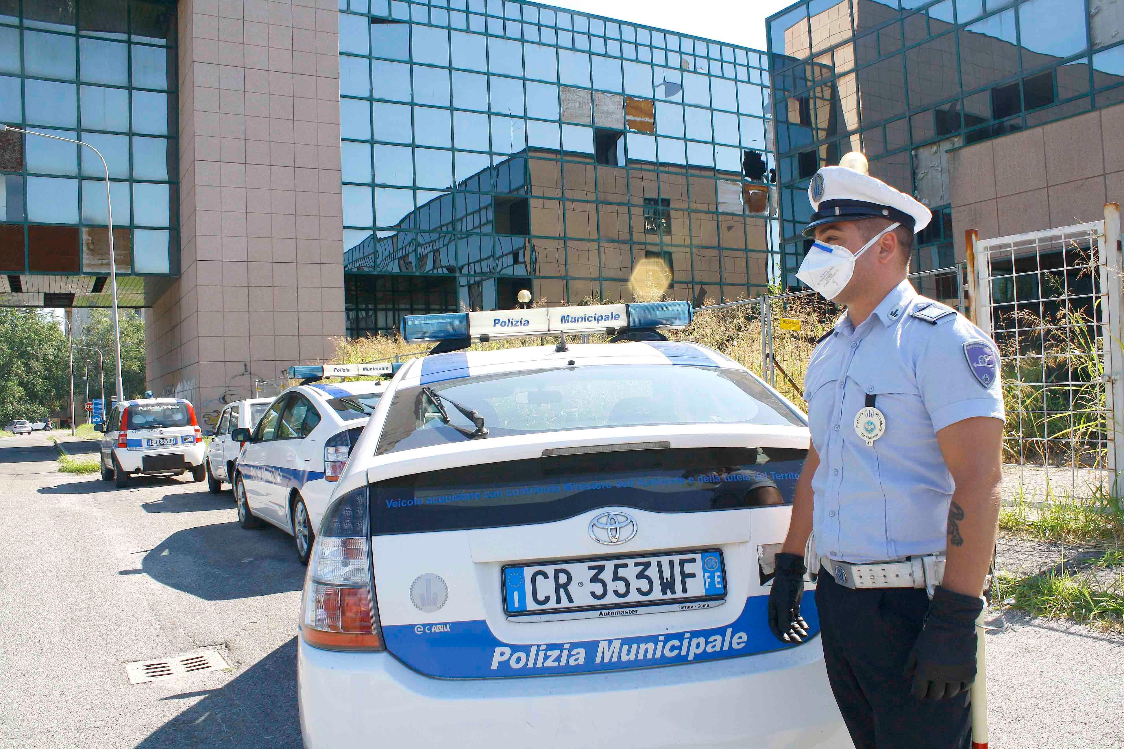 Polizia municipale davanti al Palaspecchi