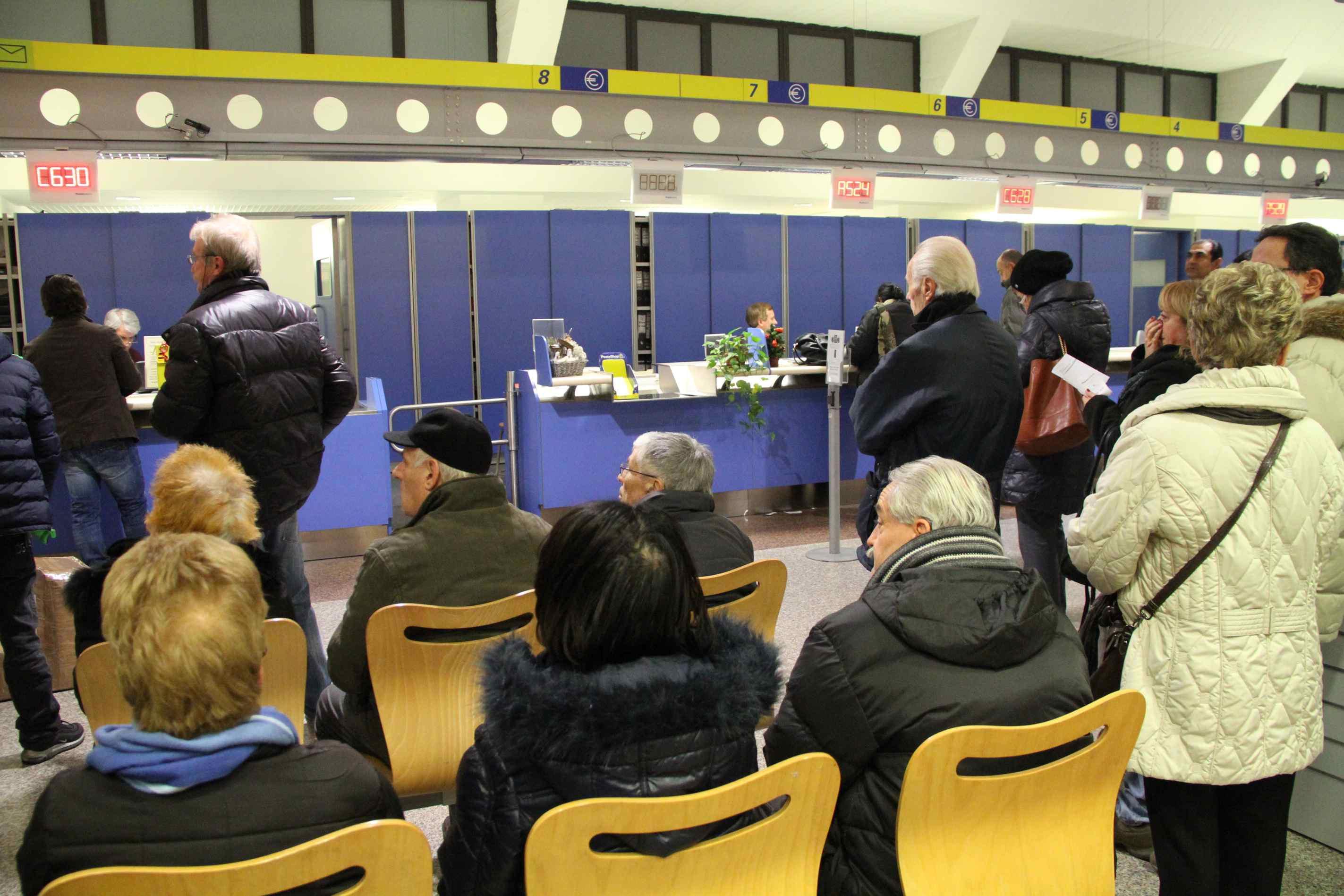 Clienti in attesa alle Poste