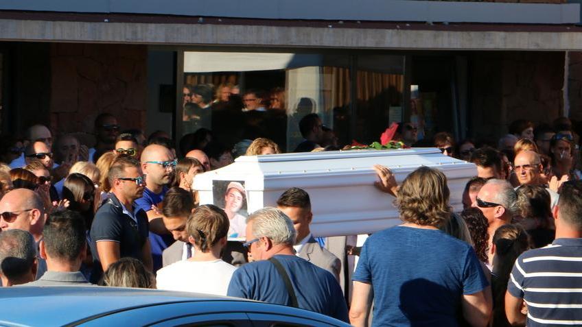 Castelsardo, una folla in lacrime per l’ultimo viaggio di Simone Congiu 