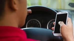 Meno incidenti, più distrazioni: "Guidare col cellulare? Come essere ubriachi"