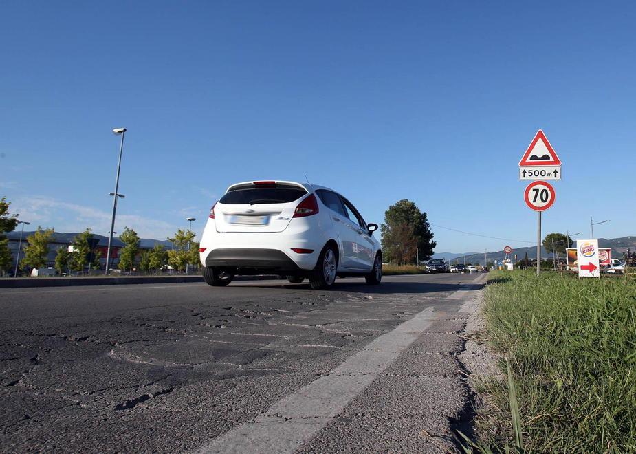 Fino ad ora il limite di velocità sulla provinciale Camporcioni era di 70 km/h (foto Nucci)