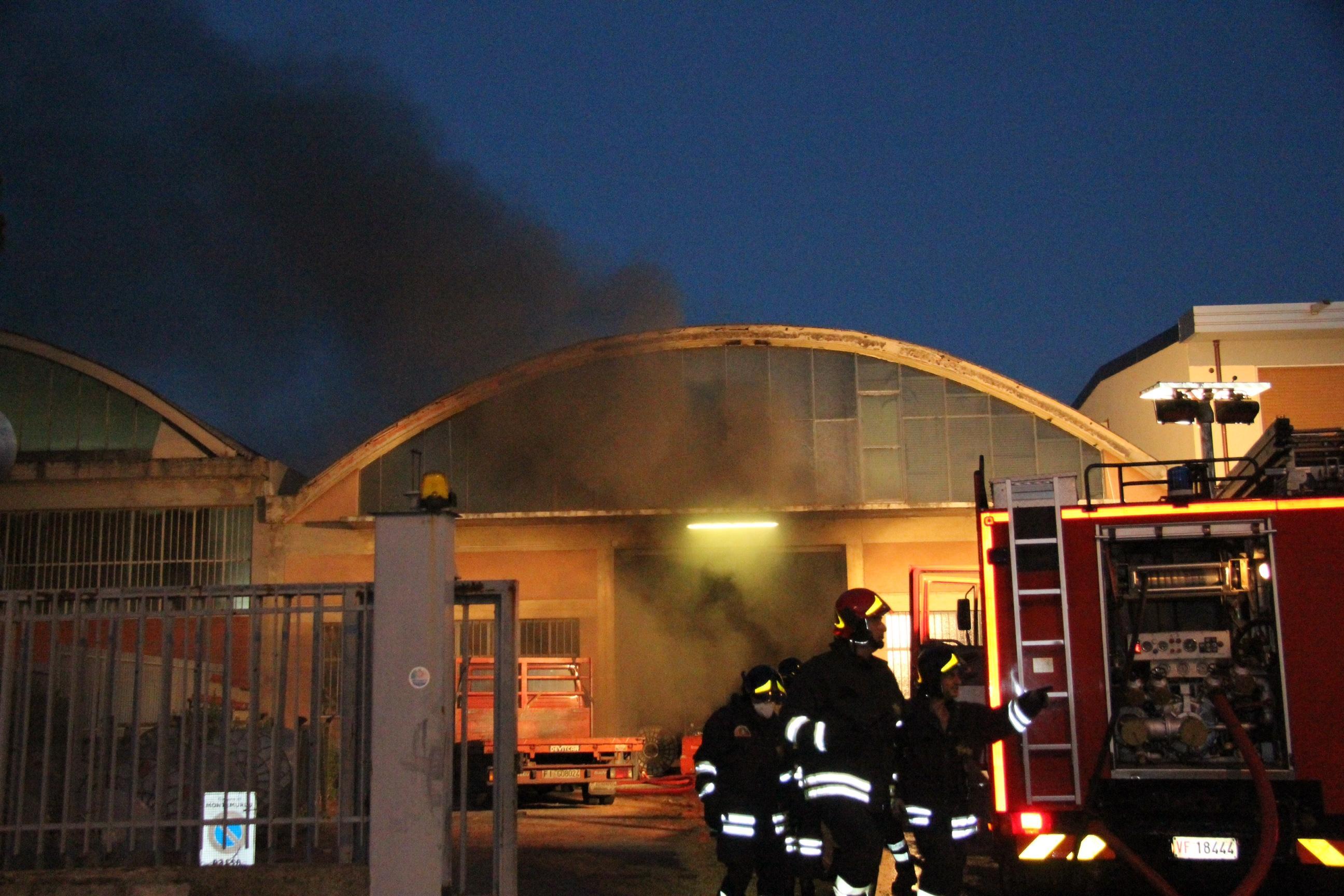 L'incendio alla Tessitura Andrea srl in via dell'Artigianato a Montemurlo (foto Batavia)