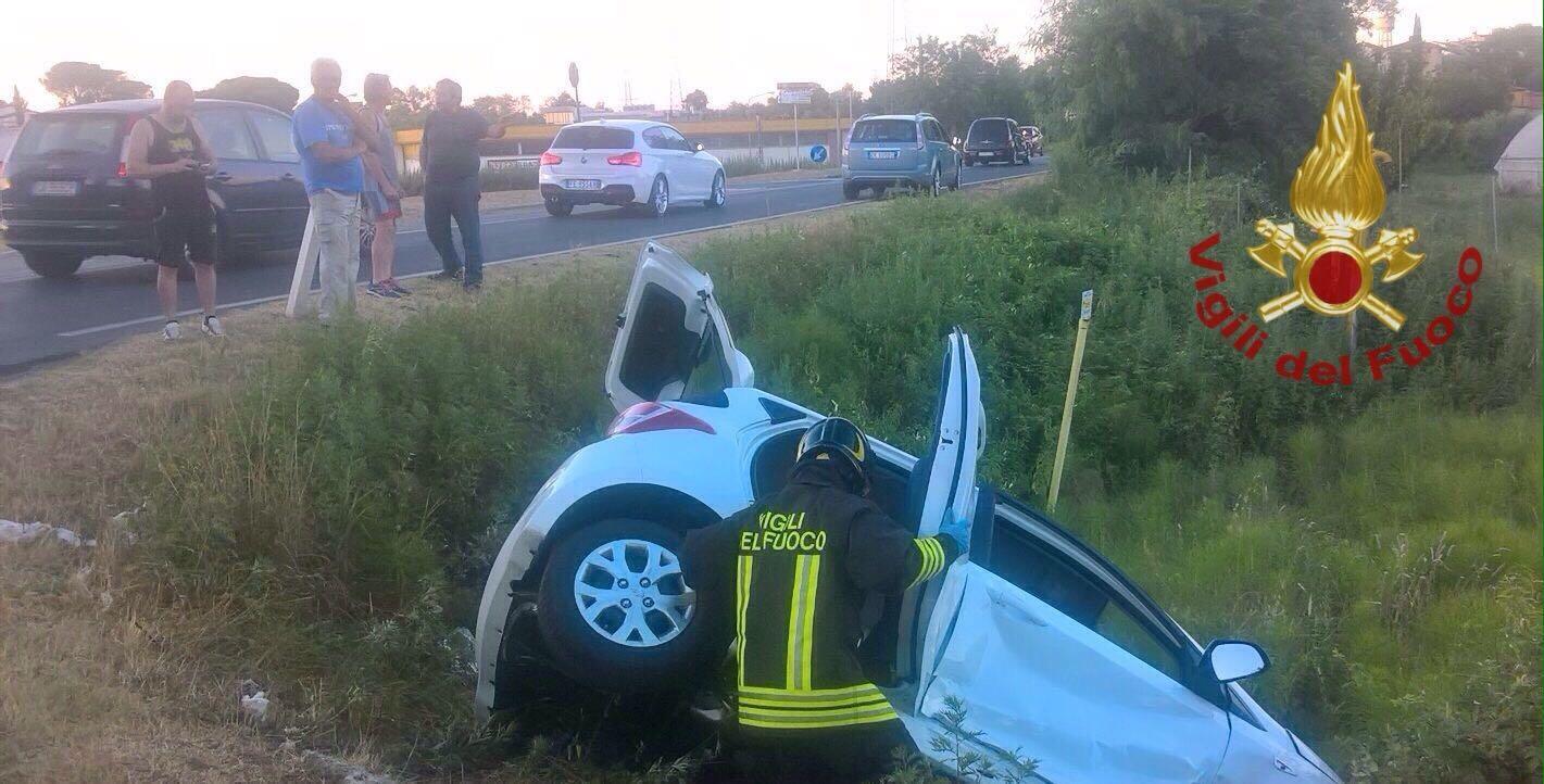 Due feriti nello scontro tra due auto