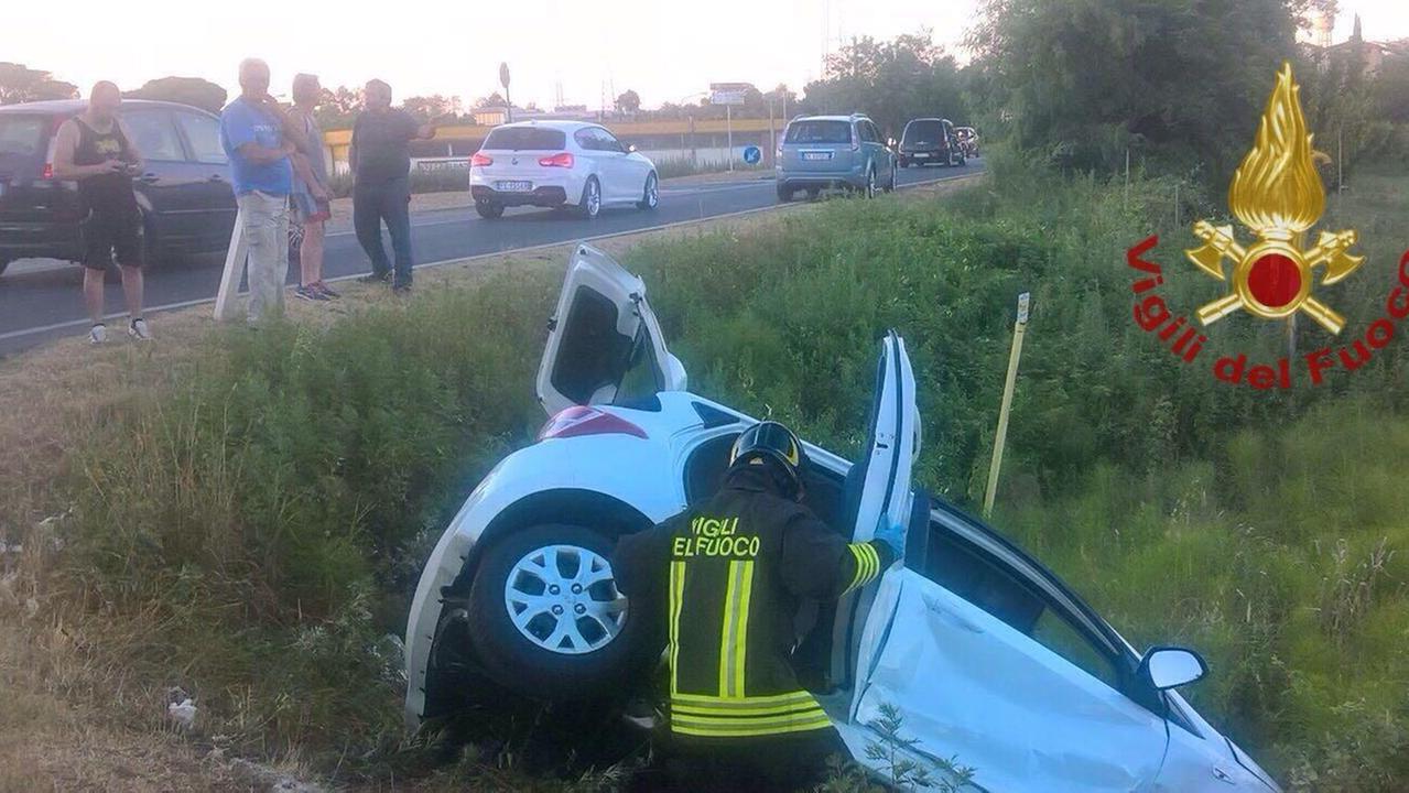 Due feriti nello scontro tra due auto