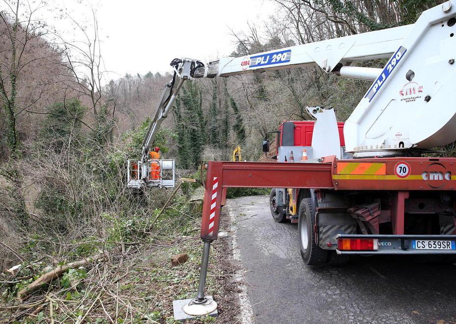Strade abbandonate, protesta la Valleriana 