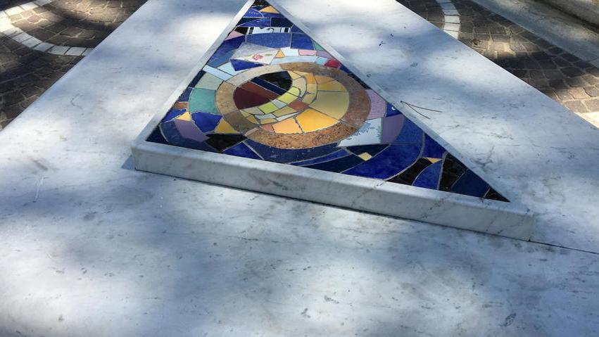 LE OPERE D’ARTE DI PIAZZA GARIBALDI APPENA RIPULITE: ECCO IN CHE CONDIZIONI ERANO POCHI GIORNI FA