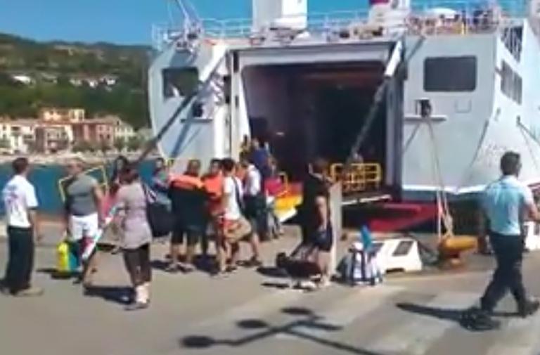 Lascia moglie e figlio a bordo, il traghetto fa marcia indietro 