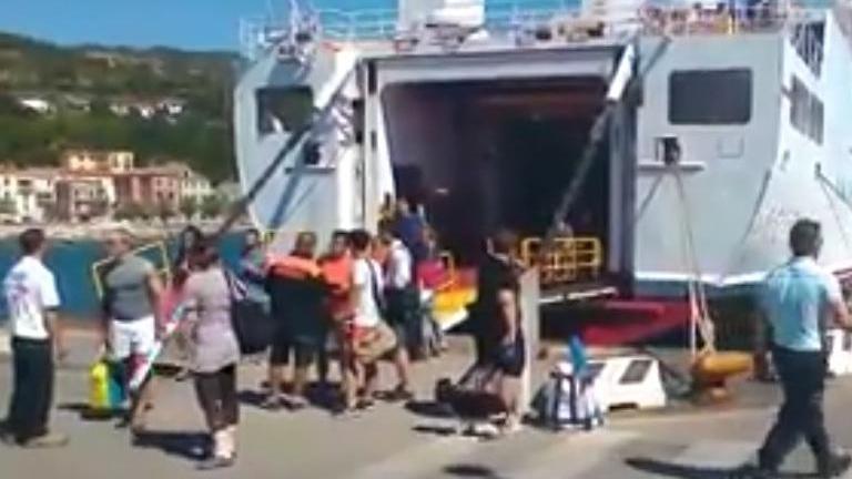 Lascia moglie e figlio a bordo, il traghetto fa marcia indietro