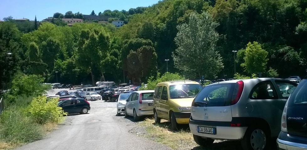 Docciola nel caos, auto in sosta selvaggia area camper deserta 