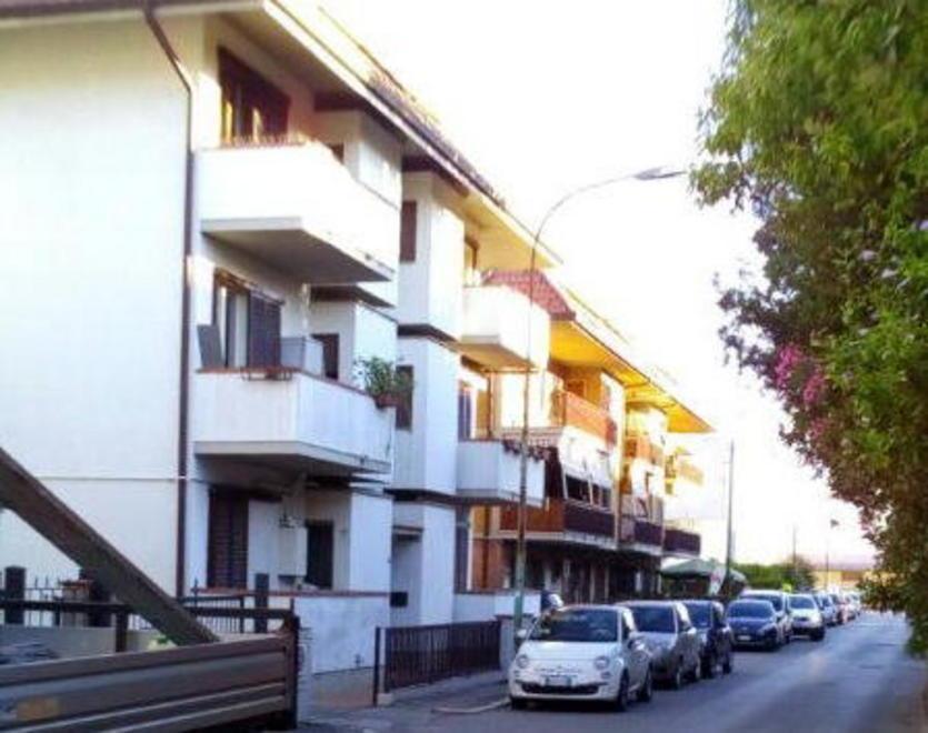 Fiamme in cucina Bruciano gli scaffali Anziana illesa 