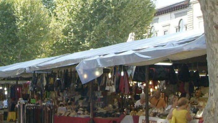 I banchi rimangono in piazza Grande
