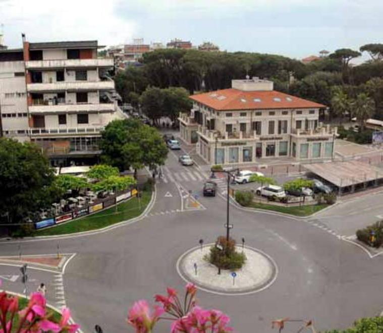Il folkore conquista piazza Betti 