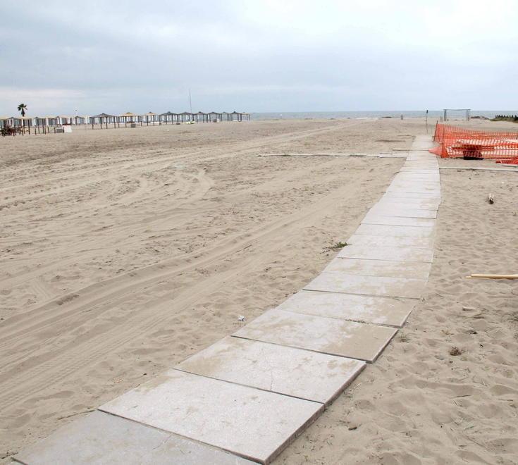 Spiaggia libera di Motrone di notte è terra di nessuno 