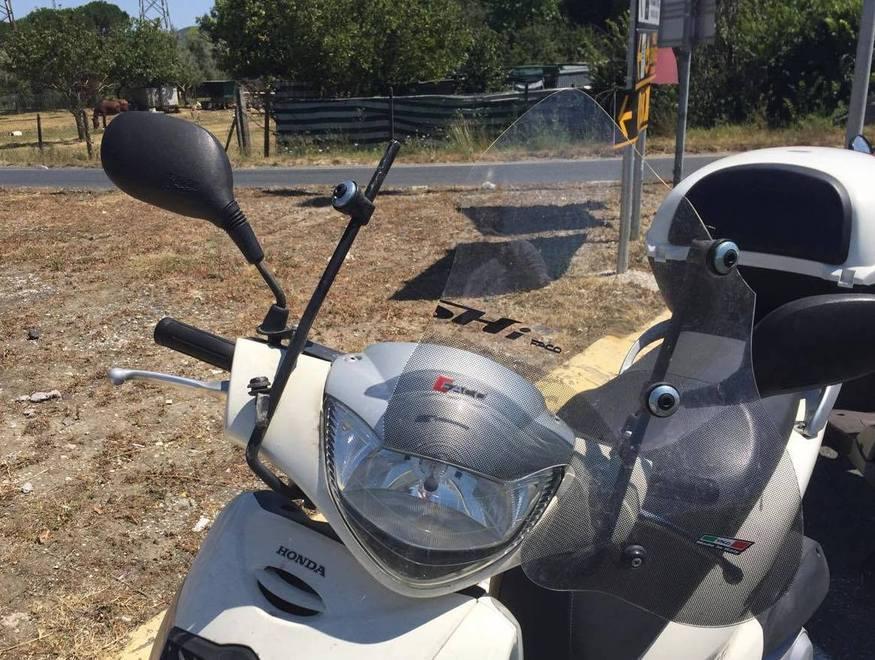 Ragazza perde il controllo dello scooter