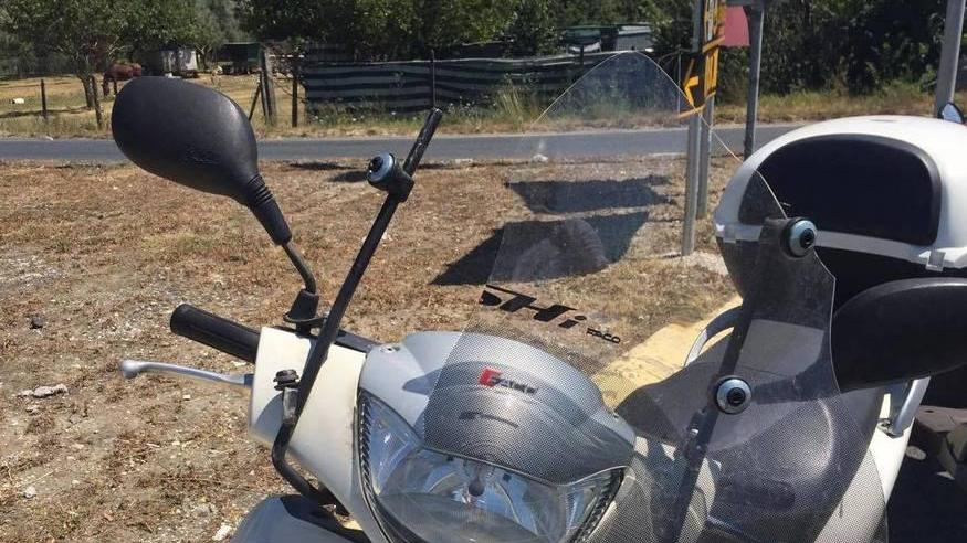 Ragazza perde il controllo dello scooter