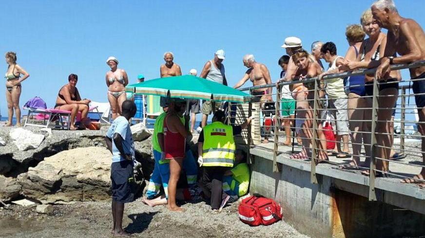 Una donna di 82 anni cade su uno scoglio