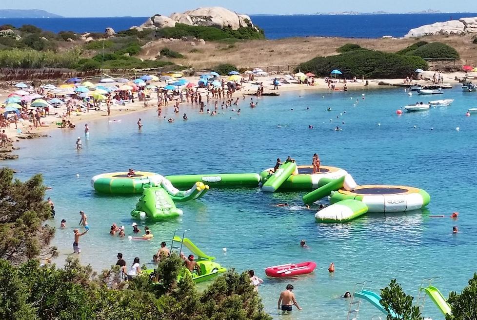 Via i gonfiabili dalla spiaggia, lo chiedono oltre cento turisti