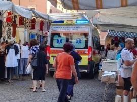 Ambulanza irrompe tra i banchi al mercato 