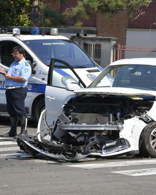 Schianto tra auto all’incrocio: tanti danni e strada bloccata