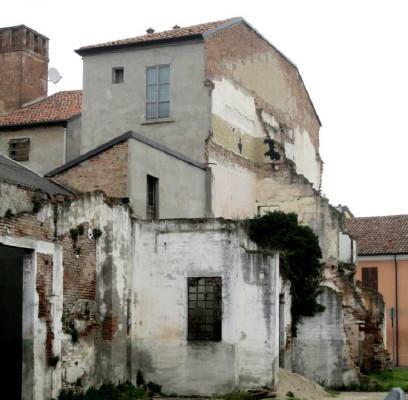Edifici tra crepe e degrado Il Comune vuole sicurezza 