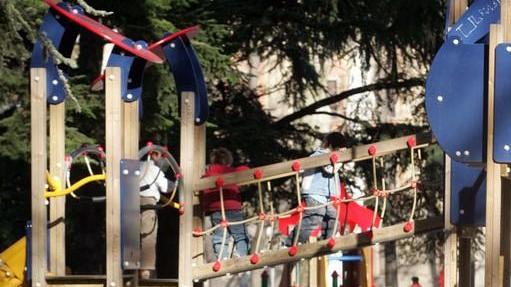 Niente fumo al parco vicino all’area giochi