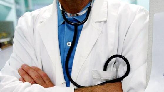 Medico accusato di molestie durante un controllo al seno, pazienti lo difendono in aula