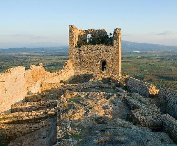 Vandali spaccano i fari, la Rocca rimane al buio