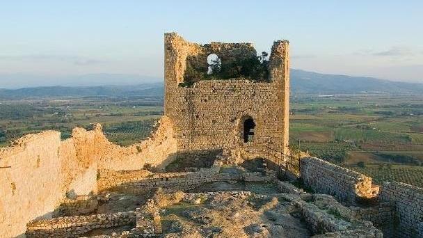 Vandali spaccano i fari, la Rocca rimane al buio