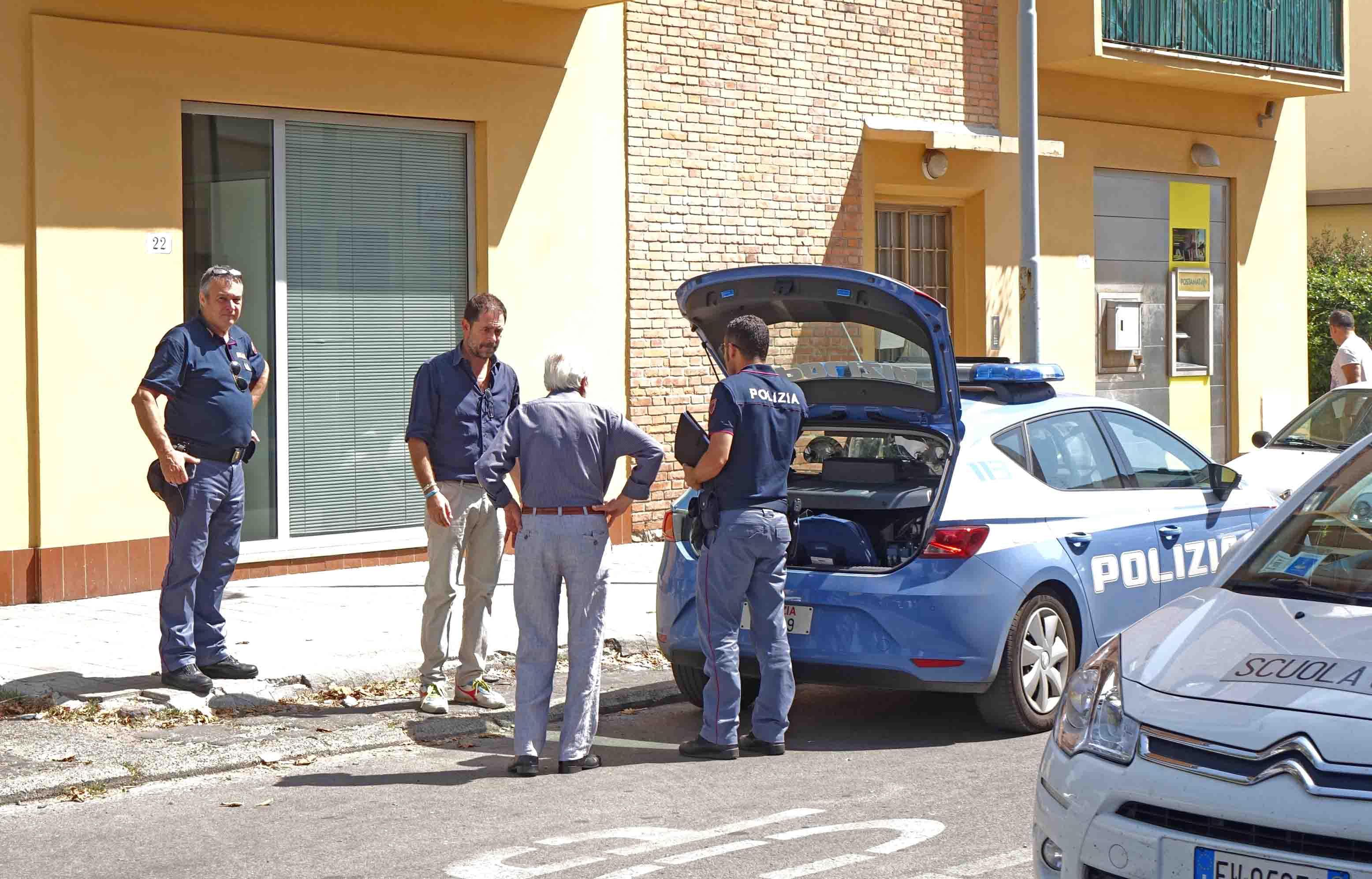 La polizia davanti all'ufficio postale di viale Adua (foto Gori)
