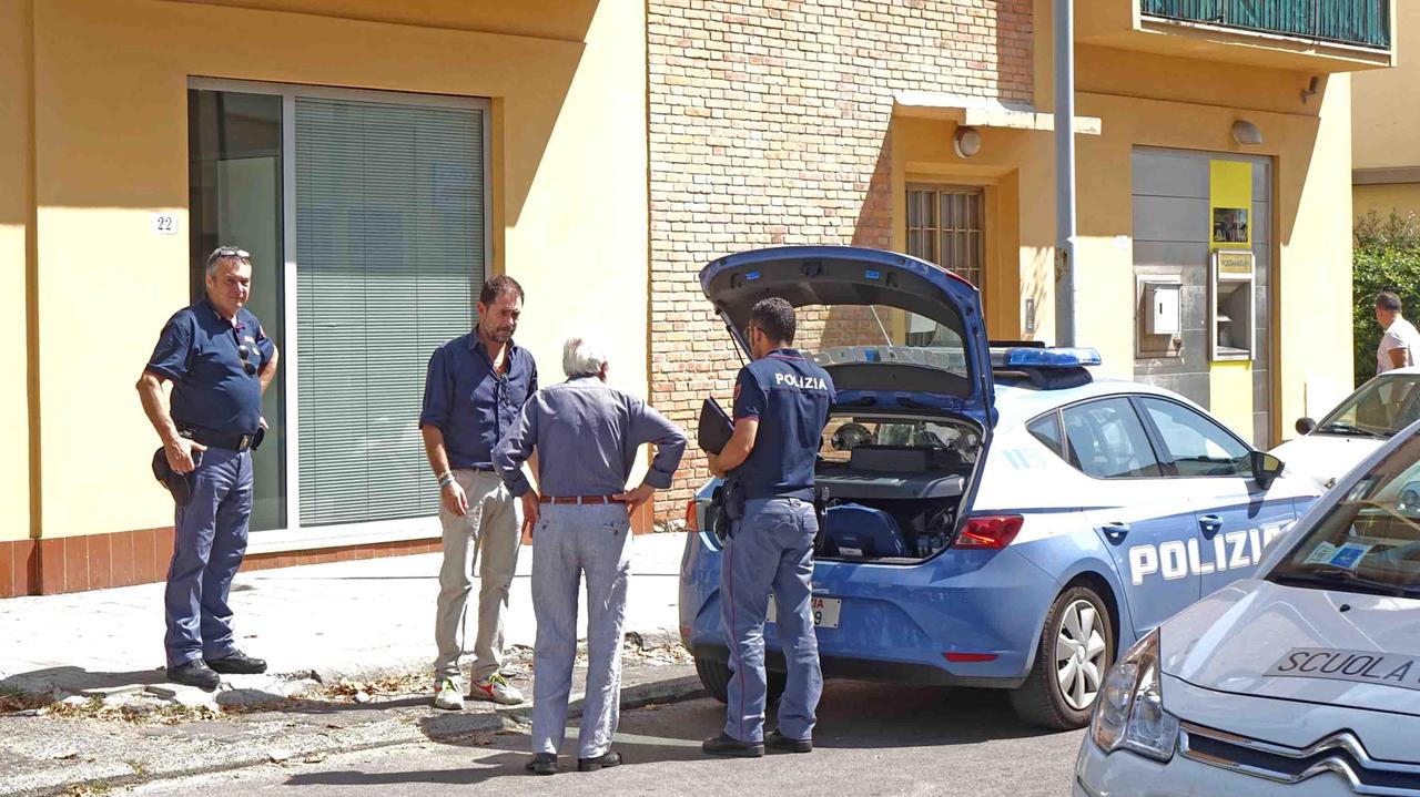 La polizia davanti all'ufficio postale di viale Adua (foto Gori)