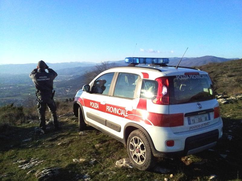 Un agente di polizia provinciale in perlustrazione