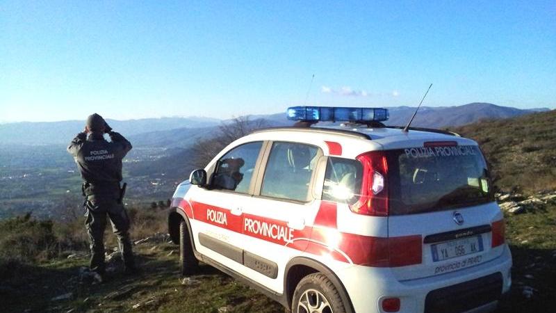 Un agente di polizia provinciale in perlustrazione