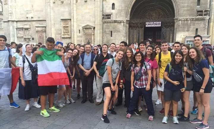 La notte dei pellegrini modenesi verso Cracovia in attesa del Papa