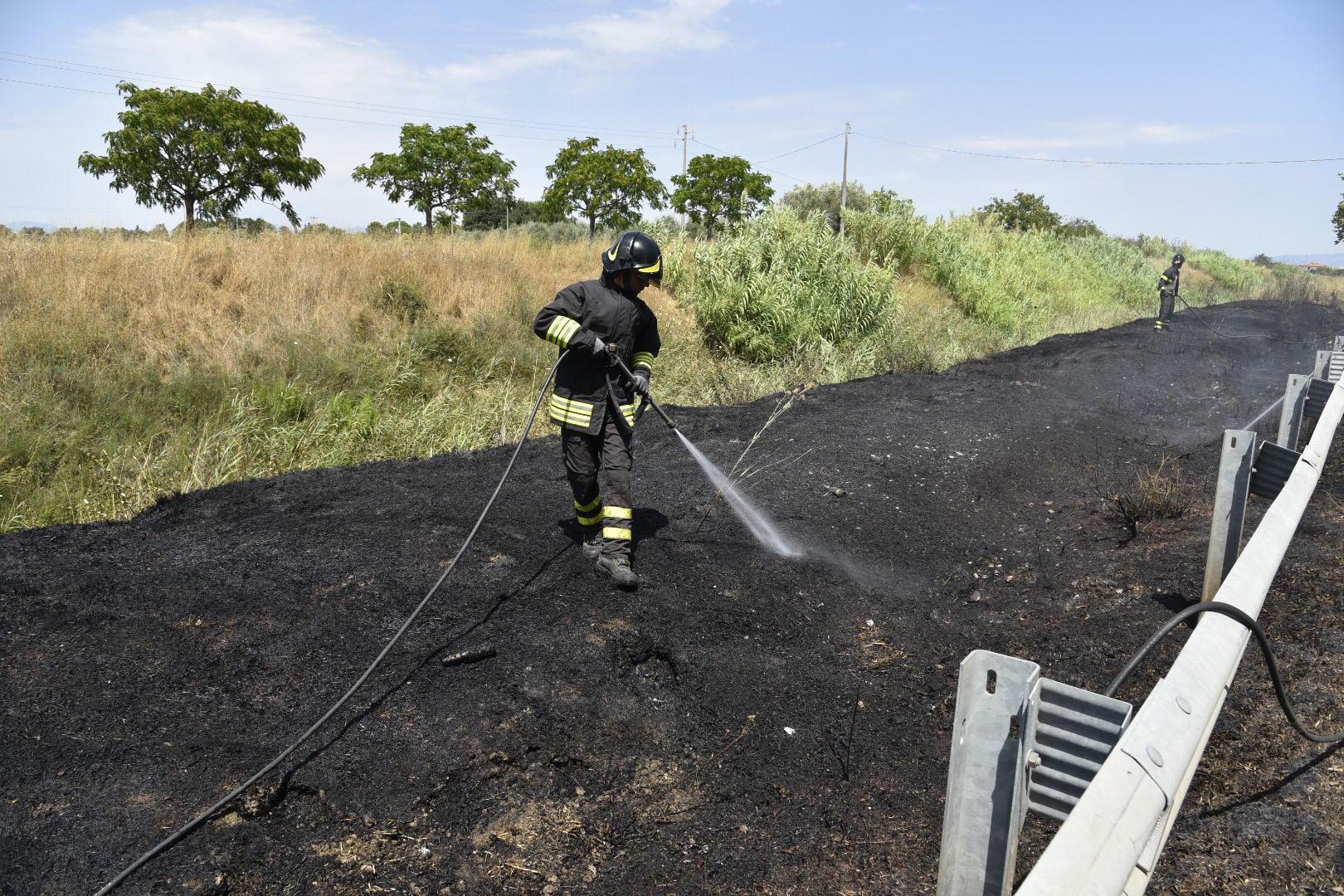 Il piromane alza il tiro: incendio davanti ai vigili del fuoco