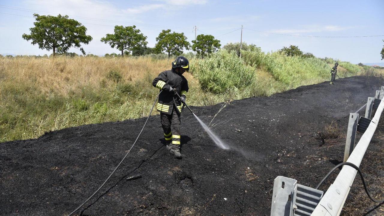 Il piromane alza il tiro: incendio davanti ai vigili del fuoco