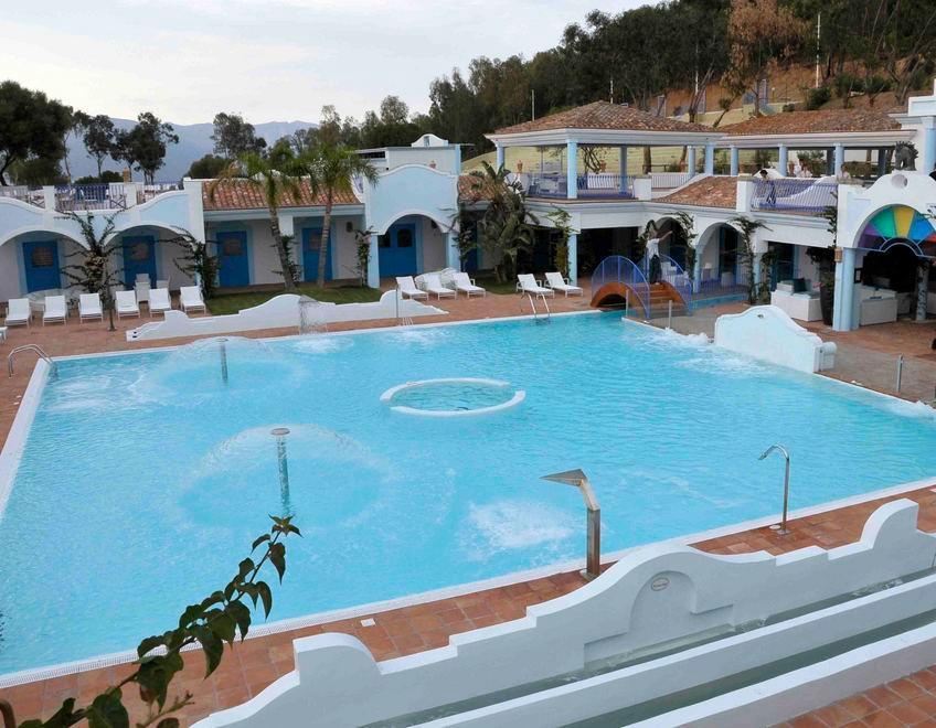 La Cisl risponde a Mazzella: «Al resort paghe da fame» 